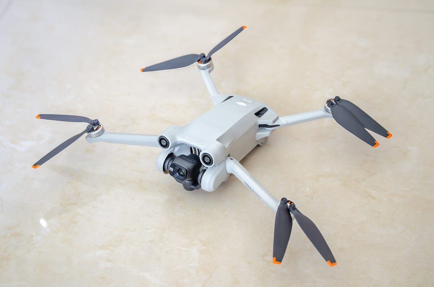 DJI Mini 3 Pro, üç yönlü engel sensörleri görünür hâlde