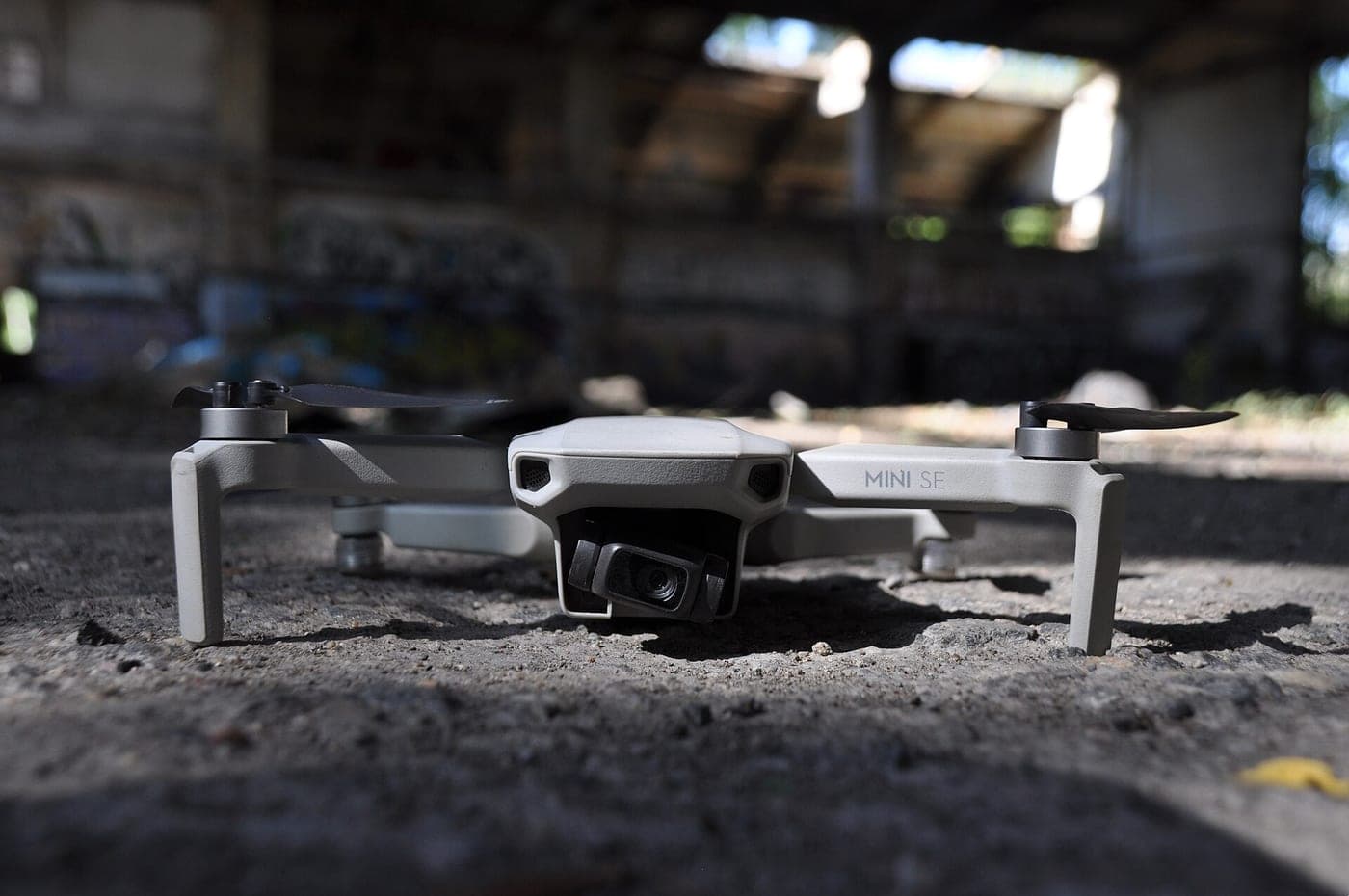 DJI Mini SE yerde, kalkışa hazır